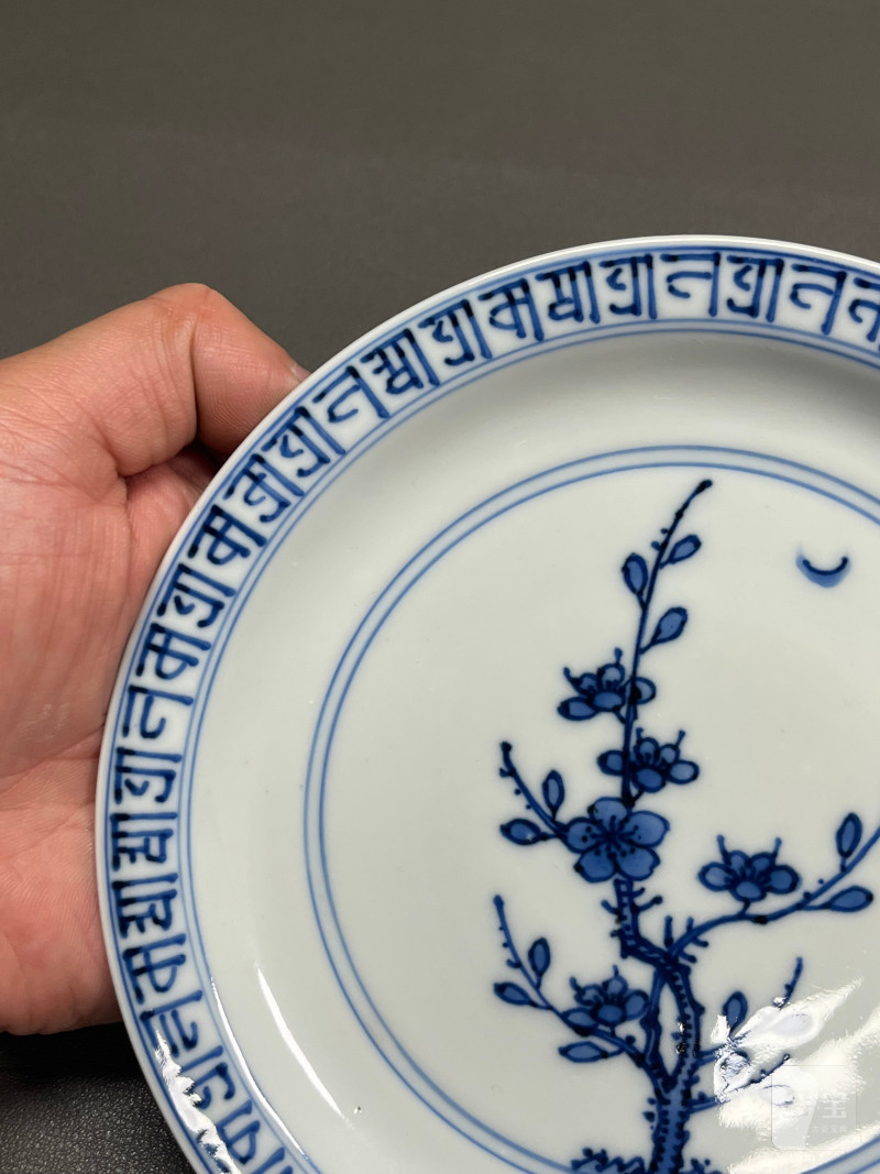清康熙 青花内藏文月影梅纹外缠枝莲纹折沿盘一对（附
清代原装老盒） - 图6